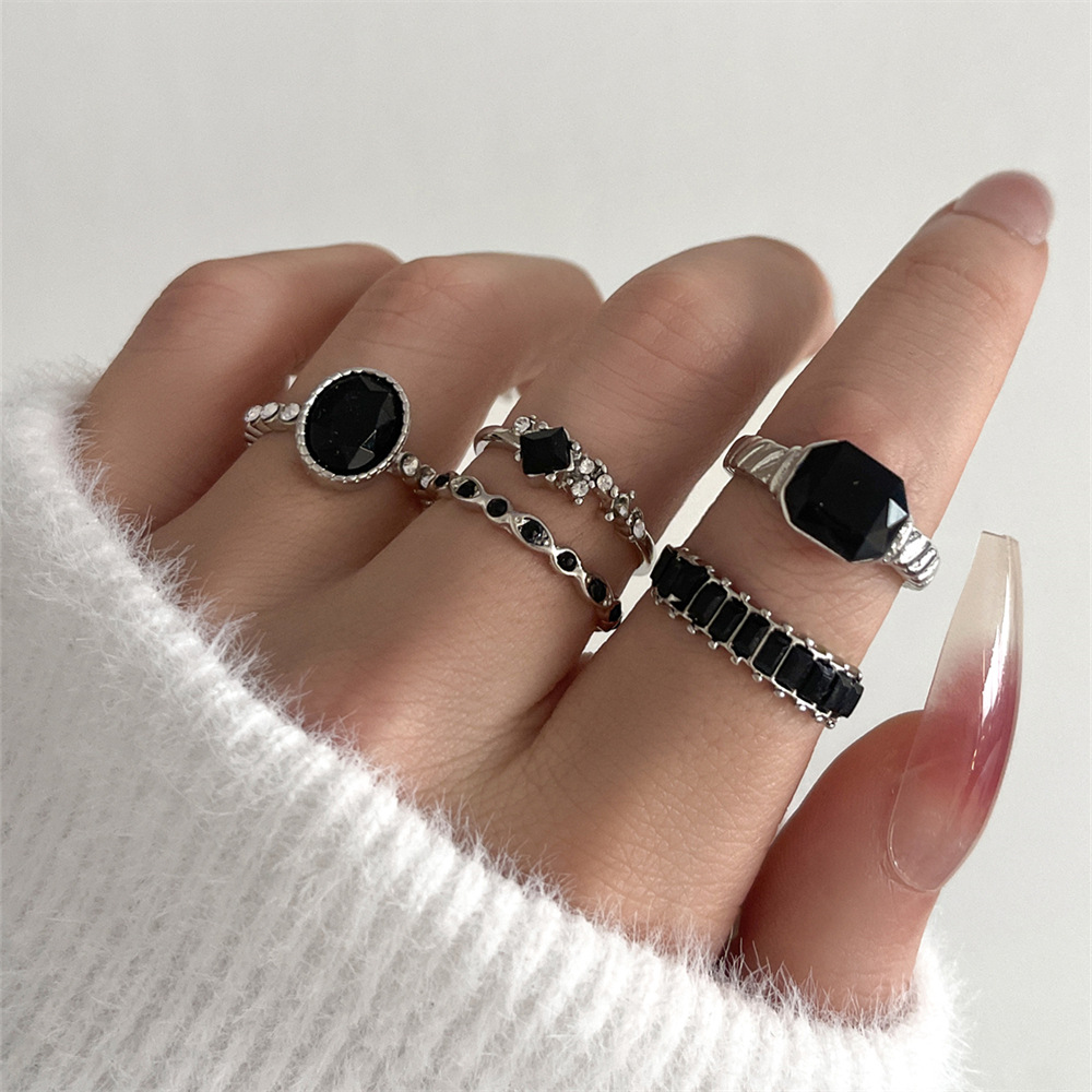 Vintage Punk Knuckle Rings Set - 여성을 위한 레트로 스타일의 검은색 크리스탈